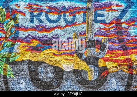 Affresco colorato della Route 66 con cactus Saguaro e tramonto nel deserto a Kingman, Arizona Foto Stock