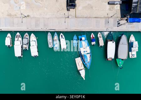 Vista aerea della marina di Dhigurah con barche ormeggiate lungo il molo Foto Stock