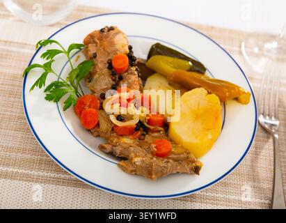 Porzione fresca di costolette guarnite con verdure Foto Stock