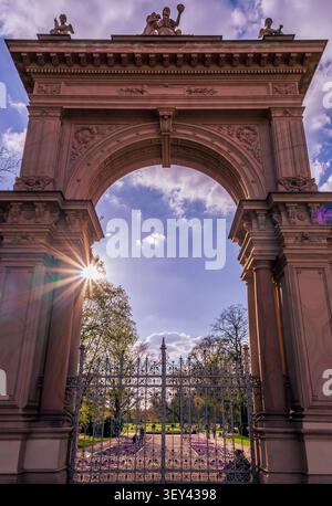 Spettacolare vista dall'angolo basso della storica porta d'ingresso neorinascimentale di Bürgerpark Pankow, Bürgerparktor, Tor im Bürgerpark, Berlino, Triumphbogen. Foto Stock