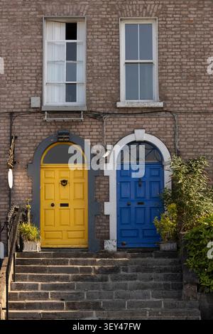 Drogheda, contea di Louth, Irlanda - 25 maggio 2026: Porte colorate decorano le case nel centro della città. Foto Stock
