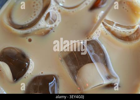 Bevanda al caffè con cubetti di ghiaccio in una tazza di vetro Foto Stock