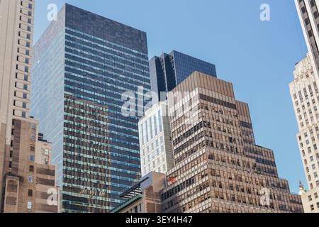 New York City, USA – 16 giugno 2026: Vista dall'angolo basso delle moderne torri di uffici aziendali nel centro di Manhattan. Foto Stock