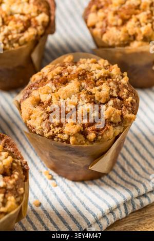 Muffin fatti in casa con torta al caffè alla cannella da mangiare a colazione Foto Stock
