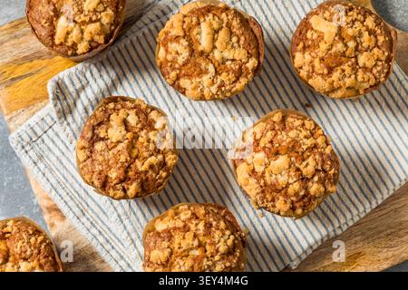 Muffin fatti in casa con torta al caffè alla cannella da mangiare a colazione Foto Stock