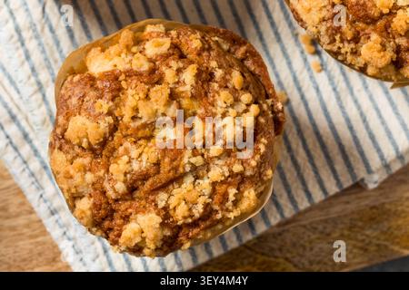 Muffin fatti in casa con torta al caffè alla cannella da mangiare a colazione Foto Stock