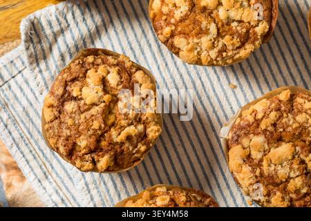 Muffin fatti in casa con torta al caffè alla cannella da mangiare a colazione Foto Stock