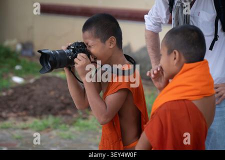 Giovani fotografi monaci Foto Stock