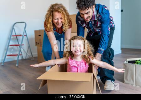 Famiglia felice che si diverte a giocare insieme Foto Stock