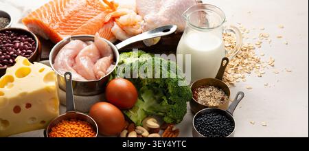 Asortazione di prodotti proteici vegani a base vegetale su sfondo chiaro. Vista dall'alto. Foto Stock