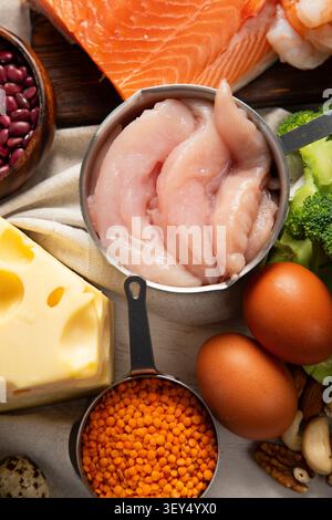 Asortazione di prodotti proteici vegani a base vegetale su sfondo chiaro. Vista dall'alto. Foto Stock