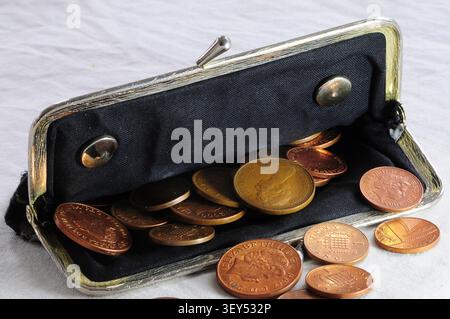 borsetta e contanti da donna, sterline Foto Stock