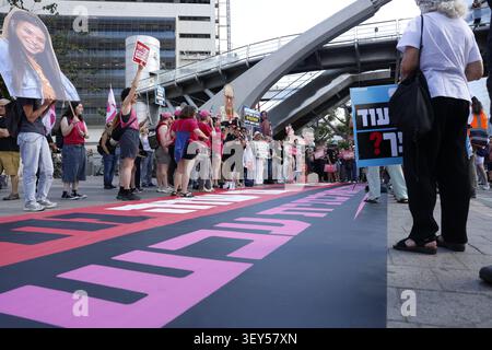TEL AVIV, ISRAEL – JULY 2, 2026: Protesters gather outside the Kirya military headquarters in Tel Aviv, Israel, on July 2, 2026, during a demonstration marking 1,000 days since the October 7, 2023 attack. The event was attended by relatives of victims killed in the attack and family members of hostages. Photo by Hilel Ben Or / JNA PRESS (Photo by Hilel ben or/JNA Press via Nexpher Images) Foto Stock