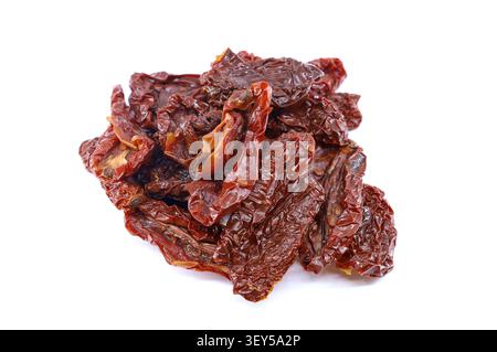 Mucchio di pomodori secchi su sfondo bianco. Foto Stock