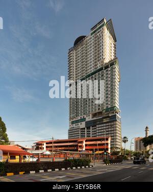 Kuala Lumpur, Malesia - 1 marzo 2025: Il grattacielo Face Suites si erge sopra la scuola SMK Puteri Wilayah in una giornata di sole nel centro della città di Kuala Lumpur Foto Stock