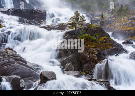 Una vista ravvicinata della spettacolare cascata Langfoss nella contea di Vestland, Norvegia, che mette in risalto una piccola parte della potente cascata mentre si tuffa Foto Stock