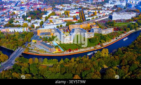 Vista aerea del complesso residenziale Bundesschlange a serpentina sull'ansa del fiume Sprea a Moabit, Berlino, Germania, in autunno Foto Stock
