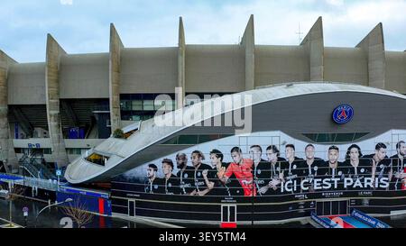 Esterno dello stadio Parc des Princes con il marchio del club Paris Saint-Germain e il murale del giocatore all'ingresso principale di Parigi, Francia Foto Stock
