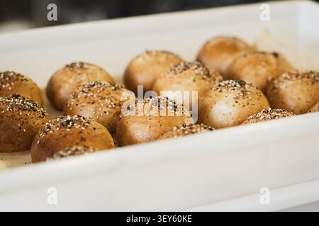 Panini con impasto naturale di grano con cospargoli Foto Stock
