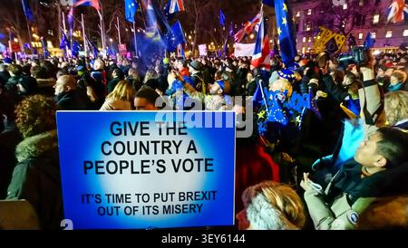 Londra, Inghilterra, 15 gennaio 2019. Il voto della gente sulla Brexit march da Hyde Park a Westminster. Segno: Dai al Coutry un voto del popolo è ora di mettere la Brexit fuori dalla sua miseria. Foto Stock
