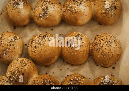 Panini con impasto naturale di grano con cospargoli Foto Stock