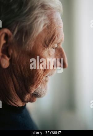 Primo piano di un anziano premuroso a casa di riposo Foto Stock