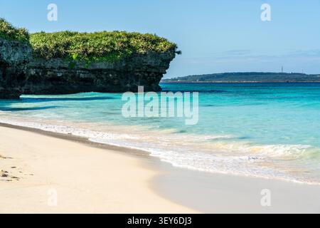 Splendida vista della spiaggia vuota di Sunayama di Miyakojima con sabbia bianca e acqua blu nell'isola di Miyako in Giappone Foto Stock