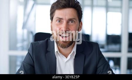Primo piano scioccato uomo d'affari caucasico di mezza età felice felice felice felice felice felice felice entusiasta di guardare la fotocamera uomo d'affari anziano imprenditore maschio maturo stupito Foto Stock