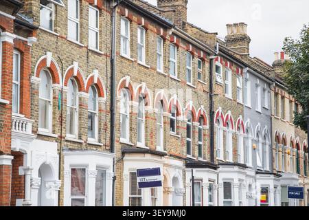 Filiera di case a schiera tradizionali inglesi a Crouch End, Londra, Regno Unito Foto Stock
