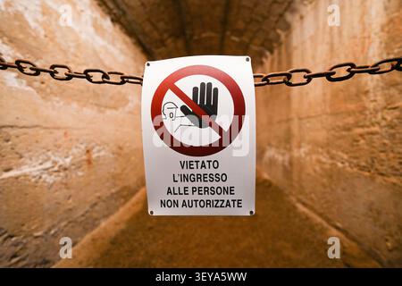 Cartello di avviso "divieto di ingresso" per persone non autorizzate appese a una catena in una sezione ristretta del Museo del carbone nella grande miniera di Serbariu a Carbonia, Foto Stock