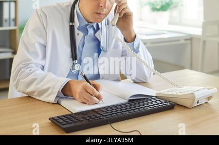 Primo piano dell'infermiere durante la chiamata telefonica in clinica Foto Stock