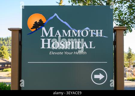 Mammoth Lakes, CALIFORNIA, USA - 21 giugno 2026; segnaletica per Mammoth Hospital un ospedale ad accesso critico a Mammoth Lakes California Foto Stock