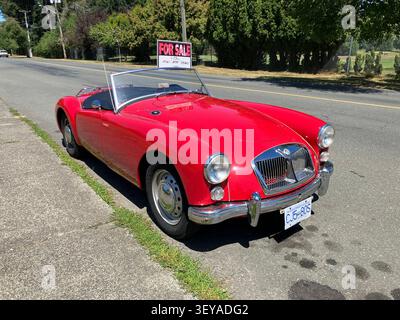 Classica sportiva rossa 1955–1962 MG MGA Roadster con cartello in vendita Foto Stock