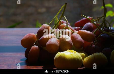 Uva e fichi, uva rosa e fichi gialli in tavola Foto Stock