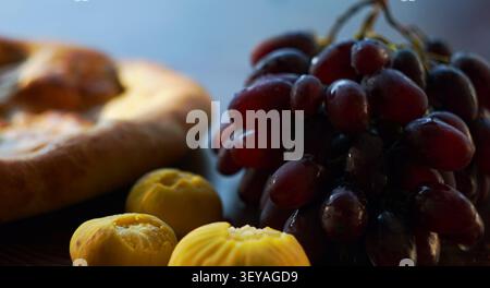 Uva, fichi e pane, colazione al mattino Foto Stock