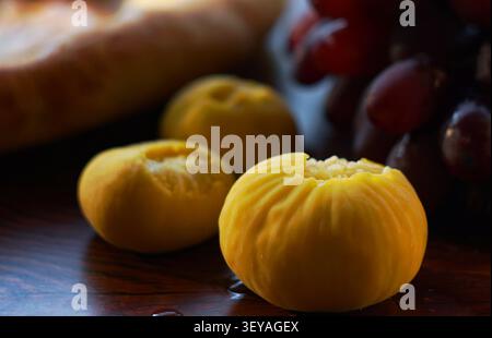 Uva, fichi e pane, colazione al mattino Foto Stock