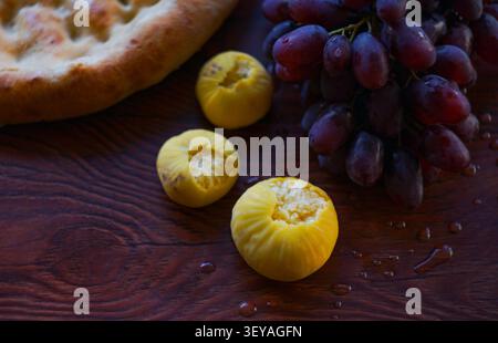 Uva, fichi e pane, colazione al mattino Foto Stock