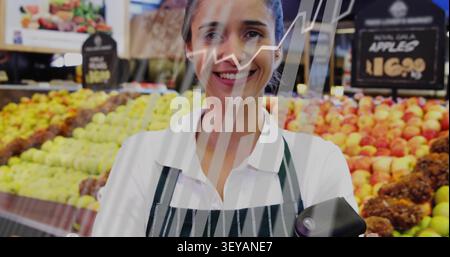 Produrre una donna che tiene lo scanner, la fotocamera si sposta verso l'alto e inizia il grafico delle vendite sulla mela, mostrando la crescita. Vendita al dettaglio, alimentari, dipendente, grembiule, codice a barre, display Foto Stock