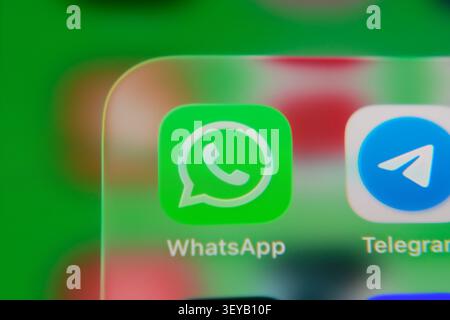 Parigi, Francia - 2 luglio 2026: Icone delle app WhatsApp e Telegram visualizzate una accanto all'altra su uno schermo mobile. Foto Stock