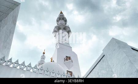 Dettaglio architettonico di Masjid Raya Sheikh Zayed solo a Surakarta, Giava centrale, Indonesia, caratterizzato da un'elegante architettura islamica e da un design sorprendente Foto Stock