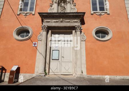 La cappella dei penitenti, costruita nel XVII secolo, vista dall'esterno, villaggio di Pont Saint Esprit, dipartimento di Gard, Francia Foto Stock