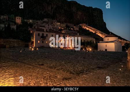 Una piazza idilliaca e tranquilla dello storico villaggio bizantino medievale di Monemvasia al crepuscolo. Città fortezza unica sulla scogliera in Laconia, Pelopo Foto Stock