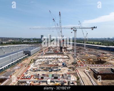 Vista aerea del cantiere HS2 a Old Oak Common con gru alte, macchinari pesanti e sviluppo di infrastrutture Londra, Inghilterra, Regno Unito Foto Stock
