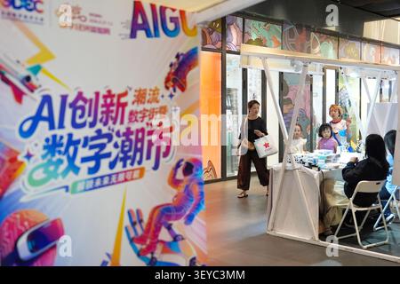 (260703) -- PECHINO, 3 luglio 2026 (Xinhua) -- le persone visitano una fiera sull'esperienza dell'economia digitale presso l'area commerciale Longfusi nel distretto di Dongcheng, Pechino, capitale della Cina, 1 luglio 2026. Giovedì a Pechino è iniziata la conferenza globale sull'economia digitale 2026. A margine dell'evento, la fiera Digital Economy Experience è stata aperta al pubblico presso la Longfu Mansion nell'area commerciale di Longfusi dal giugno 27, presentando nuovi scenari, nuovi risultati e nuovi formati di business nell'economia digitale. La fiera Experience ha riunito oltre 40 aziende di tecnologia digitale, sho Foto Stock