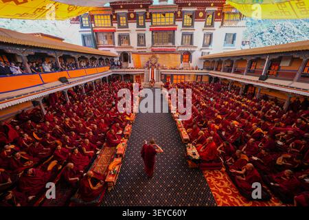 (260703) -- PECHINO, 3 luglio 2026 (Xinhua) -- Un esame preliminare per il Geshe Lharampa si tiene presso il monastero Drepung di Lhasa, regione autonoma di Xizang, nel sud-ovest della Cina, il 2 luglio 2026. L'esame preliminare per il Geshe Lharampa, il più alto grado negli insegnamenti esoterici della scuola Gelug del Buddhismo tibetano, è iniziato al monastero Drepung di Lhasa il 30 giugno e durerà fino all'8 luglio. Geshe significa "intellettuale" in tibetano. Il Geshe Lharampa è equivalente a un dottorato in educazione moderna. Un totale di 13 monaci provenienti dai principali monasteri di Lhasa, Xigaze, Chamdo, Foto Stock