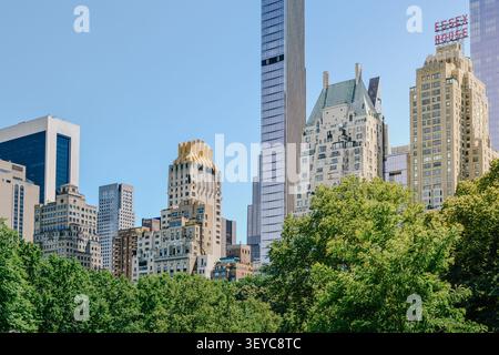 New York City, USA – 16 giugno 2026: Grattacieli di lusso e torri storiche lungo Central Park South. Foto Stock