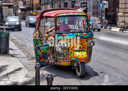 Veicolo a tre ruote Piaggio Ape decorato in modo tradizionale su una strada a Palermo, Sicilia, Italia. Foto Stock