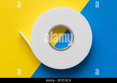 Nastro in schiuma biadesivo. Un rotolo di nastro biadesivo. Foto Stock