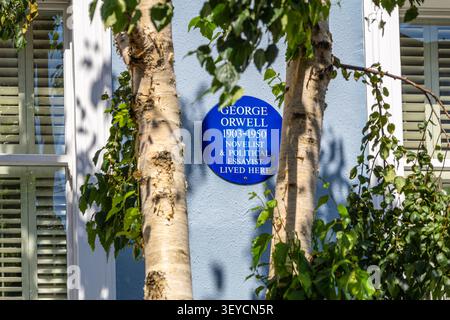 Londra, Regno Unito - 25 maggio 2026: Targa commemorativa blu presso l'ex casa di George Orwell (nato Eric Arthur Blair) si trova al 22 di Portobello R. Foto Stock