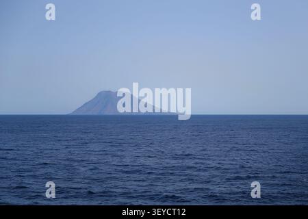 Il vulcano Stromboli si innalza sopra il Mar Tirreno, una delle isole Eolie a nord della Sicilia, Italia. Foto Stock